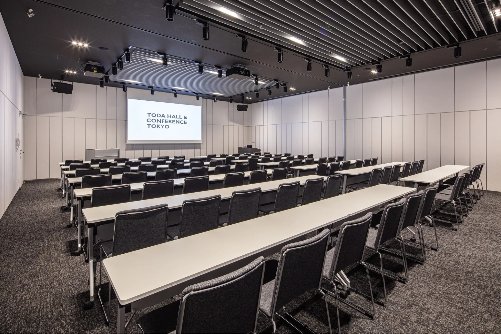 TODA HALL & CONFERENCE TOKYOのスクール形式に設営されたホール