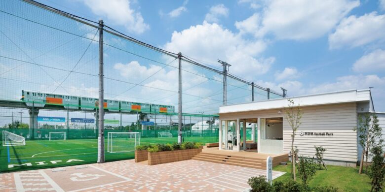MIFA Football Park 立川のフットサルフィールドと施設外観