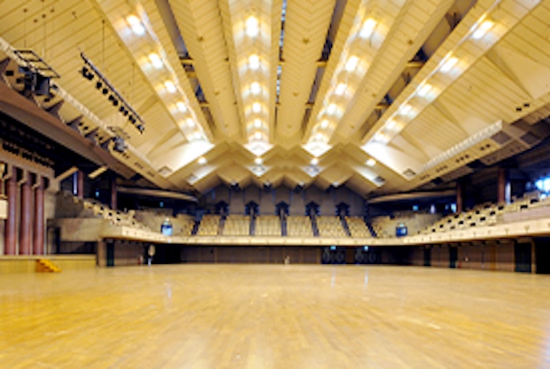東京武道館の大型アリーナ内観
