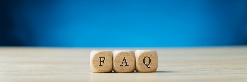 FAQと書かれた木製ブロック（よくある質問のイメージ）