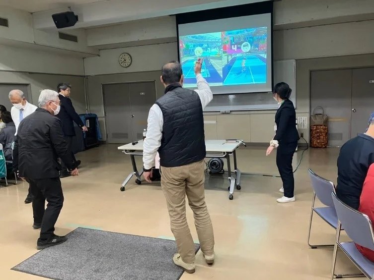 入間市のeスポーツ体験会でスポーツゲームをプレイする参加者(出典:入間市プレスリリース)
